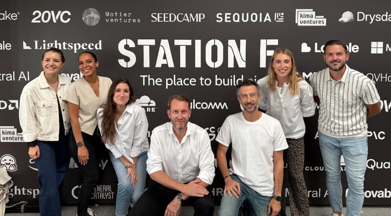 L'équipe mediaROI devant le mur Station F, sur le campus parisien
